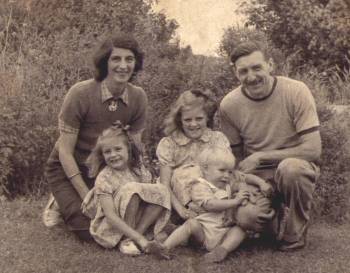 Norah and Charlie with their young family, Janice, Pamela and Keith